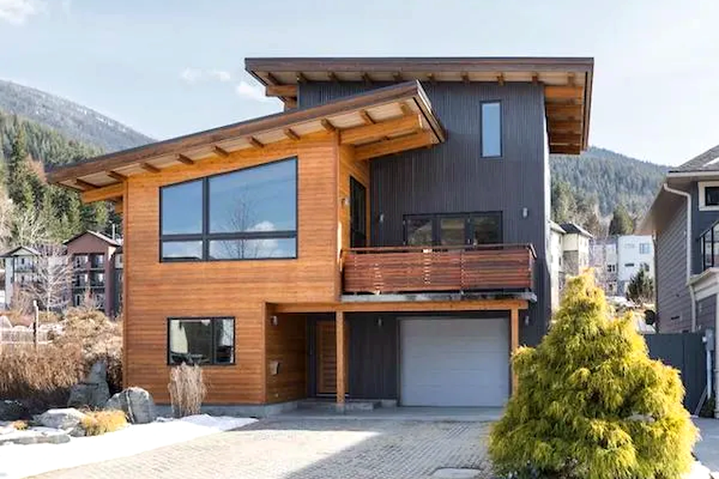 922 Sproat Drive in Nelson near the lakefront